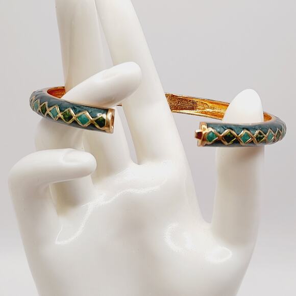 Vintage Green Enamel & Gold Tone Hinged Bangle Bracelet, 7¼” Inner Circumference - Picture 6 of 7